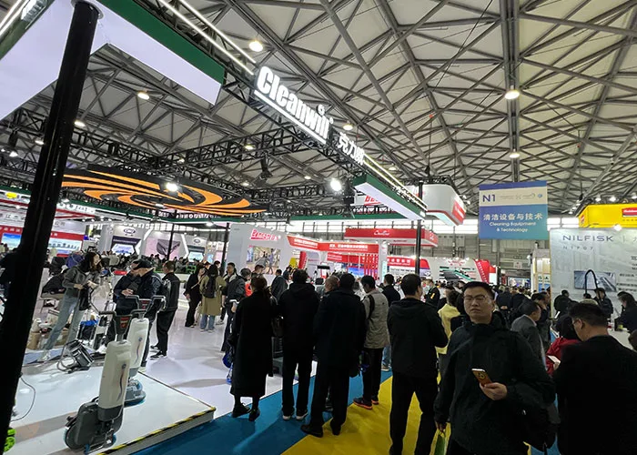 Lots of hustle and bustle at the exhibition stands. The interest in robotics innovations is enormous.